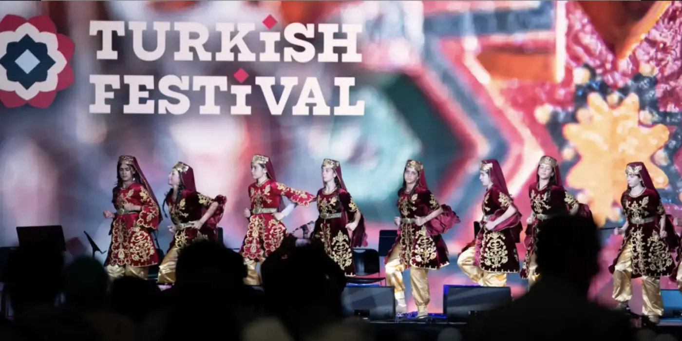 Visitors enjoying the Turkish Festival in Rosemont, Chicago, with traditional Turkish cuisine, music, and cultural performances.